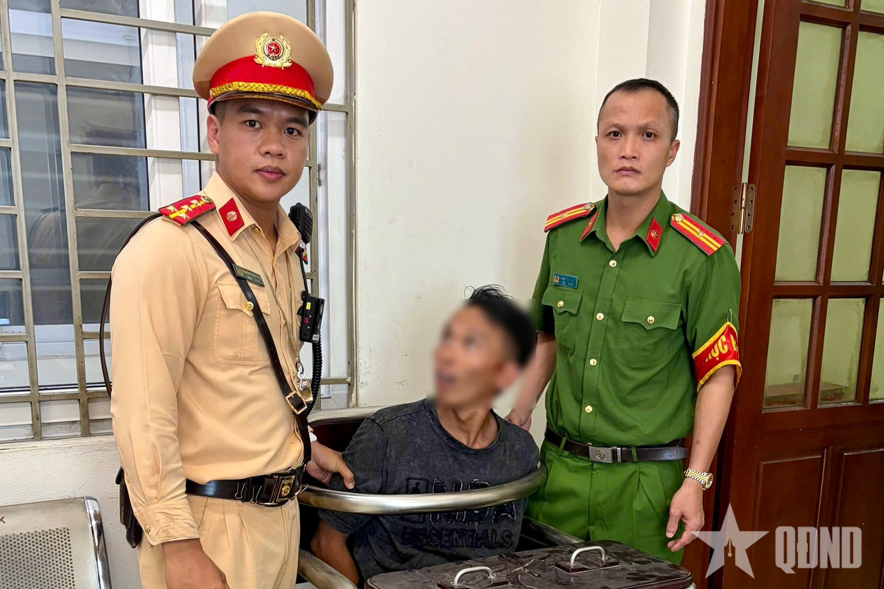Hà Nội: Kịp thời khống chế người đàn ông có biểu hiện bất thường tại ngã tư Phan Đình Phùng - Hòe Nhai  